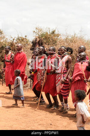 Kenya, Tsavo National Park, 03/20/2018 - Masai persone nel loro villaggio in costume tradizionale Foto Stock