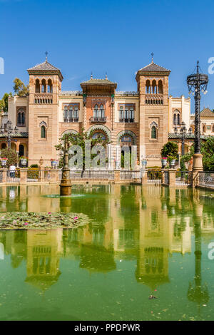 Museo di arte tradizionale edificio in Maria Luisa Park, Siviglia, Spagna. Foto Stock