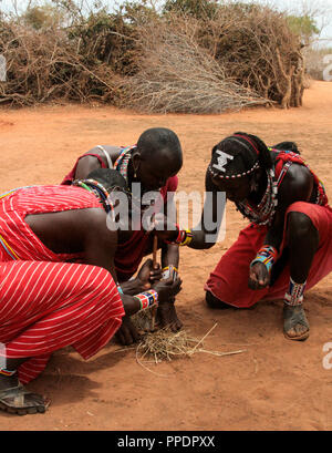 Kenya, Tsavo National Park, 03/20/2018 - Masai persone nel loro villaggio in costume tradizionale Foto Stock