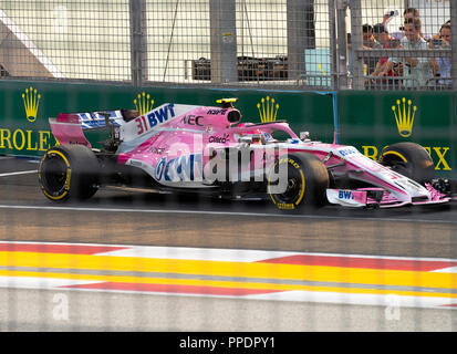 Un punto Racing Force India F1 Team di Formula Uno Racing Car all uscita della corsia dei box del Circuito Cittadino di Marina Bay a Singapore 2018 Foto Stock