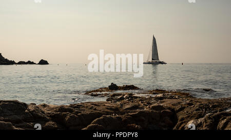 Barca a vela a Lloret de Mar Foto Stock