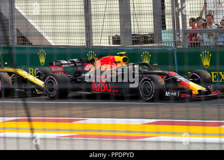 Una Red Bull Racing Formula One Racing Car all uscita della corsia dei box del Circuito Cittadino di Marina Bay a Singapore 2018 Foto Stock