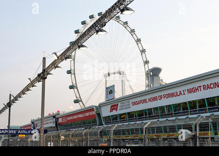 La grande ruota chiamato Singapore Flyer lungo con Pit Grandstand in FORMULA ONE Grand Prix 2018 in Singapore Repubblica di Singapore Asia Foto Stock