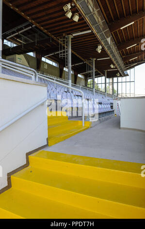 I lavori di ristrutturazione del Staedtisches Stadion an der Gruenwalder Strasse ("60er Stadion") in Giesing è quasi finito. La foto mostra il cavalletto principale. Foto Stock