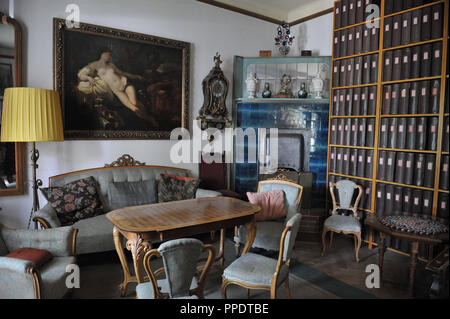 Soggiorno con un camino in Von Parrocchia Libreria in costume. Il "Von Costume parrocchiale Library' nel castello di Nymphenburg è parte dell'Muenchner Stadtmuseum (Munich City Museum). Foto Stock