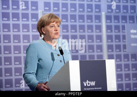 Il Cancelliere federale dott.ssa Angela Merkel parla alla bavarese colloqui economici in Hotel Bayerischer Hof a Monaco di Baviera. Foto Stock