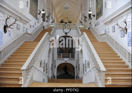 Scala nel Jagd- und Fischereimuseum (Museo della caccia e della pesca) nella ex Augustinerkirche nel centro di Monaco di Baviera. Foto Stock
