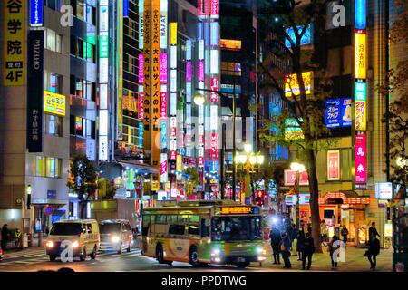 TOKYO, Giappone - 29 novembre 2016: la gente visita notte quartiere di Ikebukuro di Tokyo, Giappone. Tokyo è la capitale del Giappone. 37,8 milioni di persone vivono Foto Stock