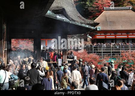 KYOTO, Giappone - 26 novembre 2016: la gente visita Kiyomizu-dera tempio di Kyoto, Giappone. Kyoto ha 17 i siti del Patrimonio Mondiale dell'UNESCO. Foto Stock