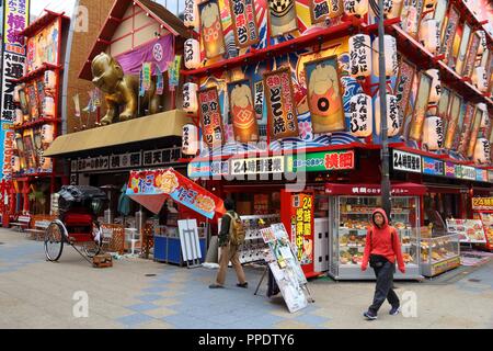 OSAKA, Giappone - 23 novembre 2016: Sumo ristorante a tema nel quartiere Shinsekai di Osaka, in Giappone. Osaka appartiene alla seconda più grande area metropolitana di Foto Stock