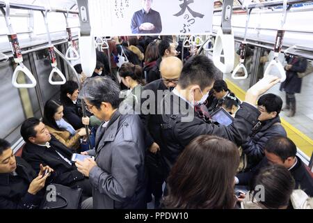 TOKYO, Giappone - 2 dicembre 2016: passeggeri viaggia un affollato treno della metropolitana di Tokyo. Con più di 3,1 miliardi di passeggeri annuale giostre, la metropolitana di Tokyo syste Foto Stock