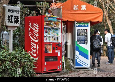 MINOO, Giappone - 22 novembre 2016: Rosso Coca Cola macchina distributrice di Minoo, Osaka. Il Giappone è famoso per i suoi distributori automatici, con più di 5,5 milioni di Foto Stock
