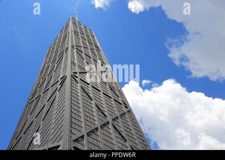 CHICAGO, Stati Uniti d'America - 28 giugno 2013: il John Hancock Center di Chicago. È 344m di altezza e fu terminata nel 1965. Nel 2014 è quarto edificio più alto in Chica Foto Stock