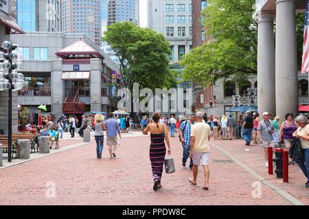 BOSTON, Stati Uniti d'America - 9 giugno 2013: visitare la gente famosa Quincy Market in Boston. Il Mercato di Quincy risale al 1825 ed è un importante destinazione turistica in Boston Foto Stock