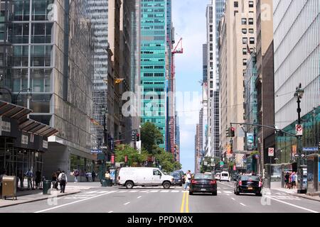 NEW YORK, Stati Uniti d'America - luglio 4, 2013: la gente a piedi lungo la 42nd Street a New York. Quasi 19 milioni di persone vivono in area metropolitana di New York City. Foto Stock