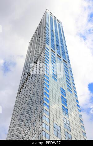 NEW YORK, Stati Uniti d'America - 4 Luglio 2013: il W New York Downtown grattacielo a New York. La 630 ft alto edificio è stato completato nel 2010. Foto Stock