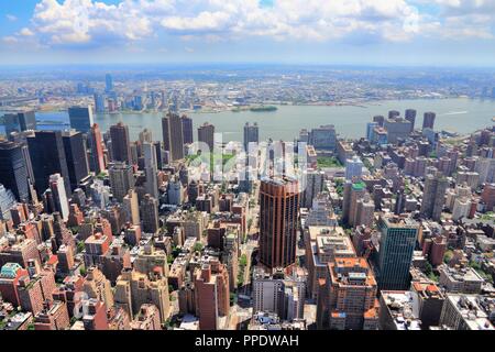 La città di New York, Stati Uniti - Midtown Manhattan vista aerea verso Tudor City, Murray Hill, Kips Bay e East River. Foto Stock