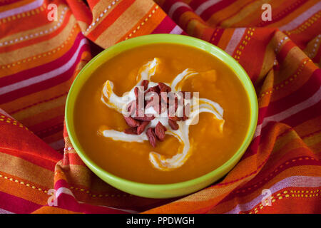 In casa autunno zucca zuppa cremosa sul tavolo di legno Foto Stock