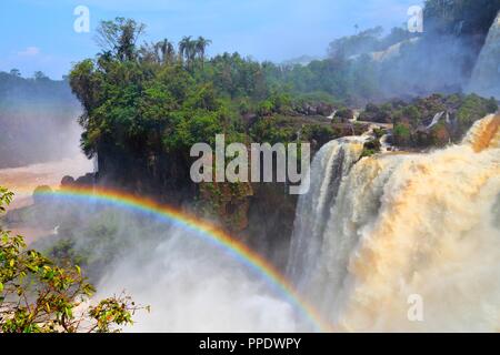 Cascate di Iguassù - Cascate sul Brasile e Argentina confine. Parco nazionale e Patrimonio mondiale dell UNESCO. Visto dal lato argentino. Foto Stock