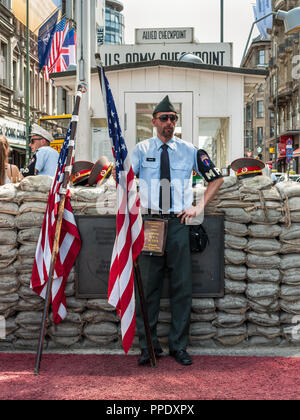 Berlino, Germania - 28 Maggio 2017: soldati in uniforme della polizia militare al Checkpoint Charlie di Berlino. Il Checkpoint Charlie famoso passaggio betwee Foto Stock