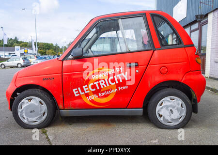 Reva electric car dipinte di rosso alimentato da energia elettrica Foto Stock