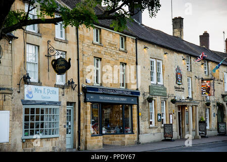 English Tea House, Cheese Shop e Redesdale Arms Hotel il cui stemma include 'God Careth for US', nel villaggio di Cotswold di Moreton-in-Marsh. Foto Stock