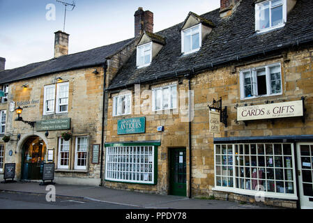 Redesdale Arms Hotel, casa di allenamento del XVII secolo nel villaggio Cotswold di Moreton-on-Marsh in Inghilterra. Foto Stock