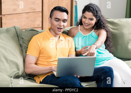 Paio di guardare video sul computer portatile Foto Stock
