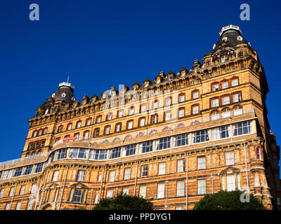 Il Grand Hotel in luce del sole di mattina da Foreshore Road Scarborough North Yorkshire Inghilterra Foto Stock