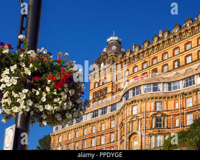 Il Grand Hotel in luce del sole di mattina da Foreshore Road Scarborough North Yorkshire Inghilterra Foto Stock