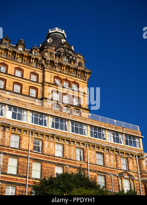 Il Grand Hotel in luce del sole di mattina da Foreshore Road Scarborough North Yorkshire Inghilterra Foto Stock