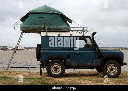 Land Rover con la tenda sul portapacchi del tetto Foto Stock