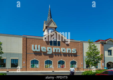 Hunt Valley, MD, Stati Uniti d'America - 9 Luglio 2017: entrata dello store di Wegmans, una società privata americana della catena di supermercati. Wegmans ha quasi 100 negozi nella metà- Foto Stock