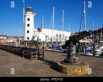 Faro e 1914 Vickers pistola Modello sollevato dal relitto della SS Hornsund a Scarborough North Yorkshire, Inghilterra Foto Stock