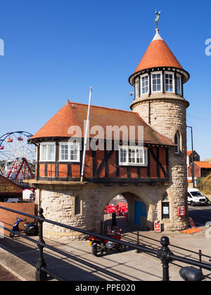 Stazione di guardia costiera presso il botton di Marine Drive Scarborough North Yorkshire Inghilterra Foto Stock