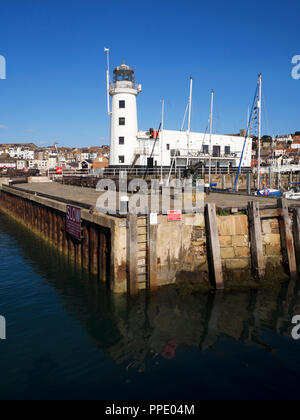 Il faro del porto visto dal molo Orientale Scarborough North Yorkshire Inghilterra Foto Stock