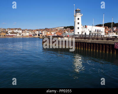 Il faro del porto visto dal molo Orientale Scarborough North Yorkshire Inghilterra Foto Stock