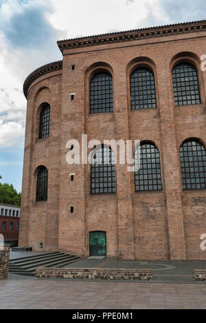 La Basilica di Costantino a Treviri in una bella giornata estiva, Germania Foto Stock