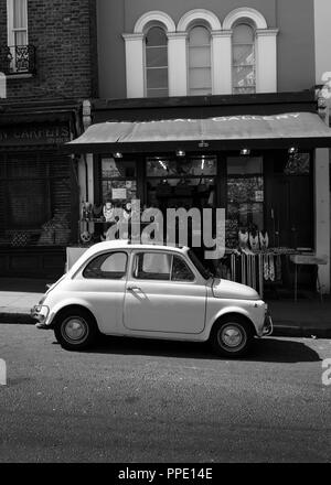 Classic Fiat 500 parcheggiate sul Portobello Road, Londra. Foto Stock