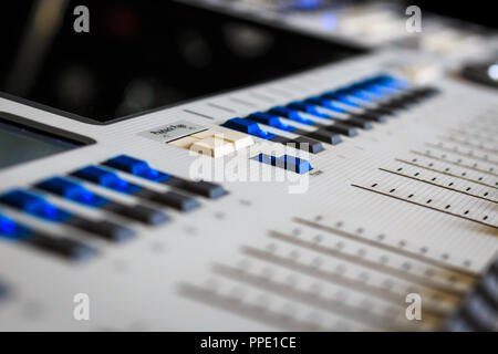 Display digitale per il controllo e i fader su Professional Lighting Designer banco di programmazione, controller Console, scrivania bianco e grigio i fader Foto Stock