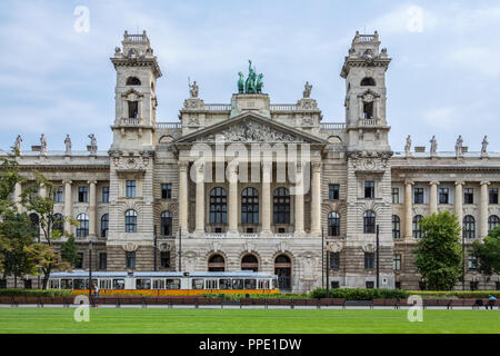 Tram di fronte al Ministero dell'Agricoltura degli edifici nel centro di Budapest, Ungheria. Foto Stock