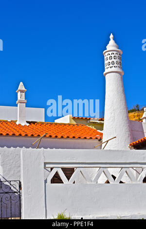 Olhus d'Agua è la piccola viilage situati sulla costa di Algarve in Portogallo. Qui i locali hanno tetti tipici tradizionali camini e tegole rosse. Foto Stock