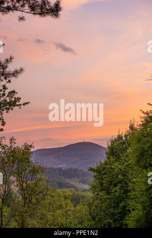 Tramonto colorato nella Boemia centrale montagne Foto Stock