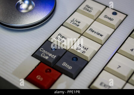 Argento codificatori digitali e i fader su bianco pro Lighting Designer Console del festival Foto Stock