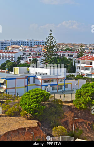 Olhus d'Agua è situato sulla costa di Algarve in Portogallo meridionale. Foto Stock