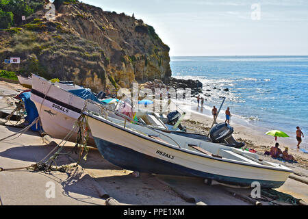 Olhus d'Agua è situato sulla costa di Algarve in Portogallo meridionale. Barche da pesca sono memorizzati verso una estremità della bella spiaggia di sabbia Foto Stock