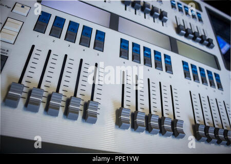 Display digitale per il controllo e i fader su Professional Lighting Designer banco di programmazione, controller Console, scrivania bianco e grigio i fader Foto Stock