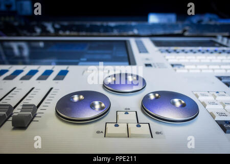 Argento codificatori digitali e i fader su bianco pro Lighting Designer Console del festival Foto Stock