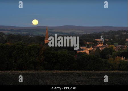 Harvest Moon over Masham Yorkshire England Regno Unito Foto Stock