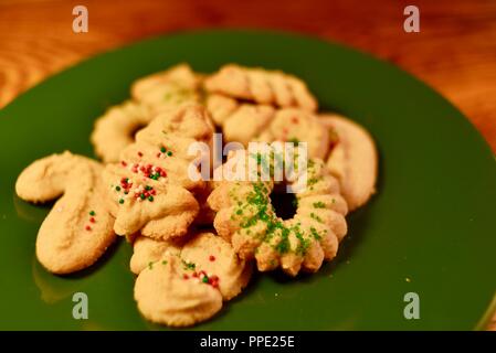 In casa, casa cotto al forno e decorato a mano natale vacanze Spritz sugar cookie con un pizzico, a forma di corone di fiori e alberi, Wisconsin, STATI UNITI D'AMERICA Foto Stock